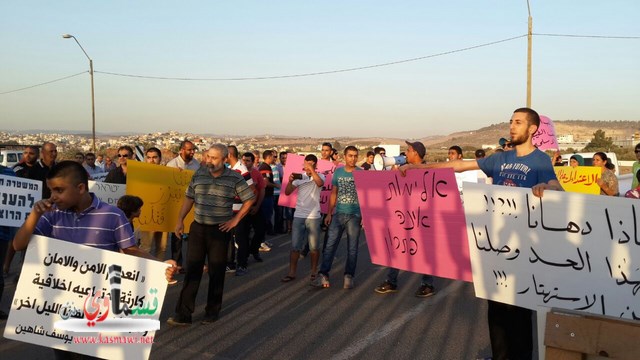 200 شخص يتظاهرون امام شرطة الطيبة احتجاجا على الاجرام ومقتل مدير المدرسة يوسف حاج يحيى